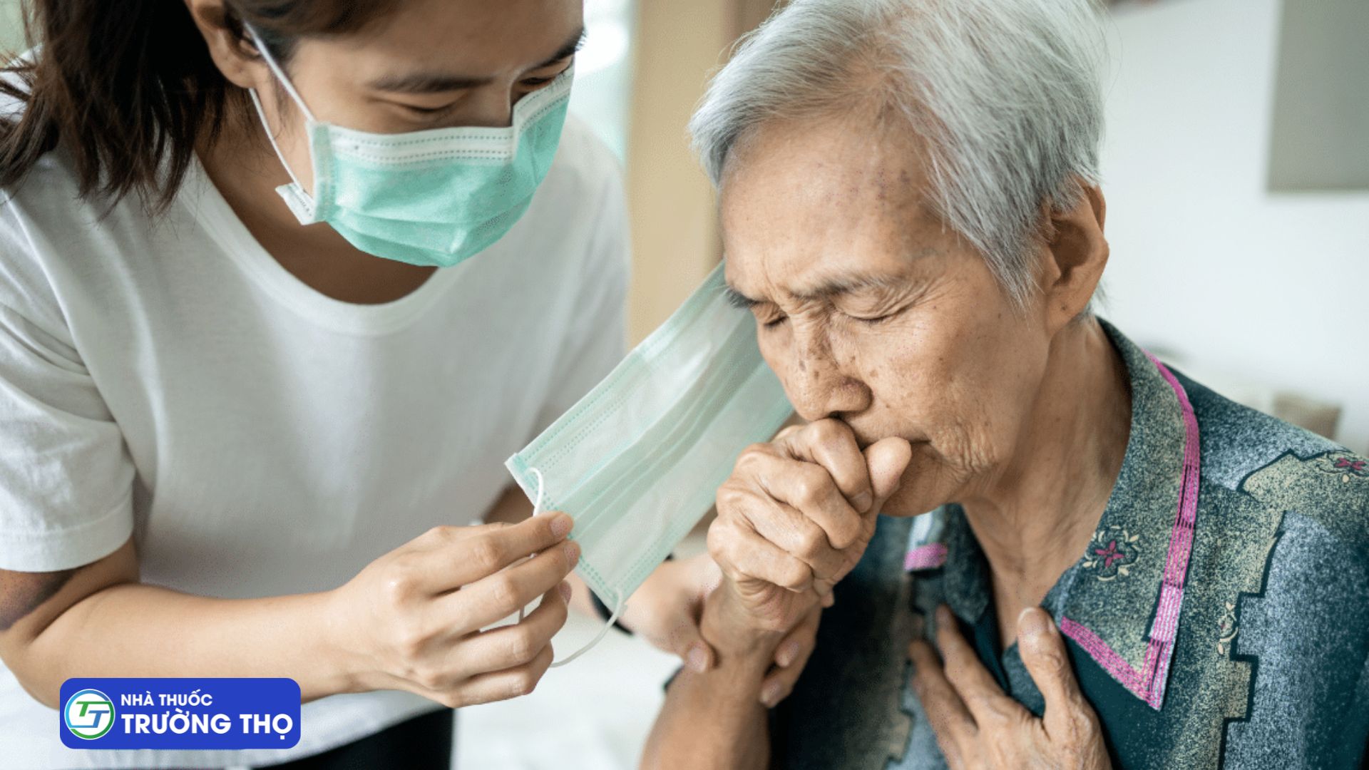 Bệnh cúm ở người lớn tuổi thường biểu hiện ho, sốt.