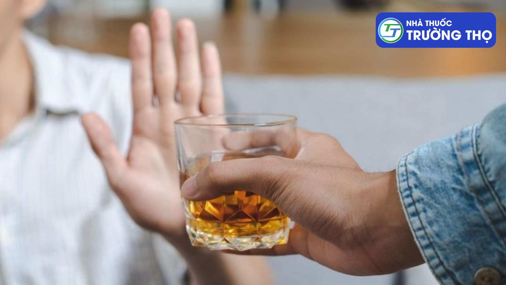 Cách tốt nhất để phòng tránh ngộ độc rượu là hạn chế uống rượu 

