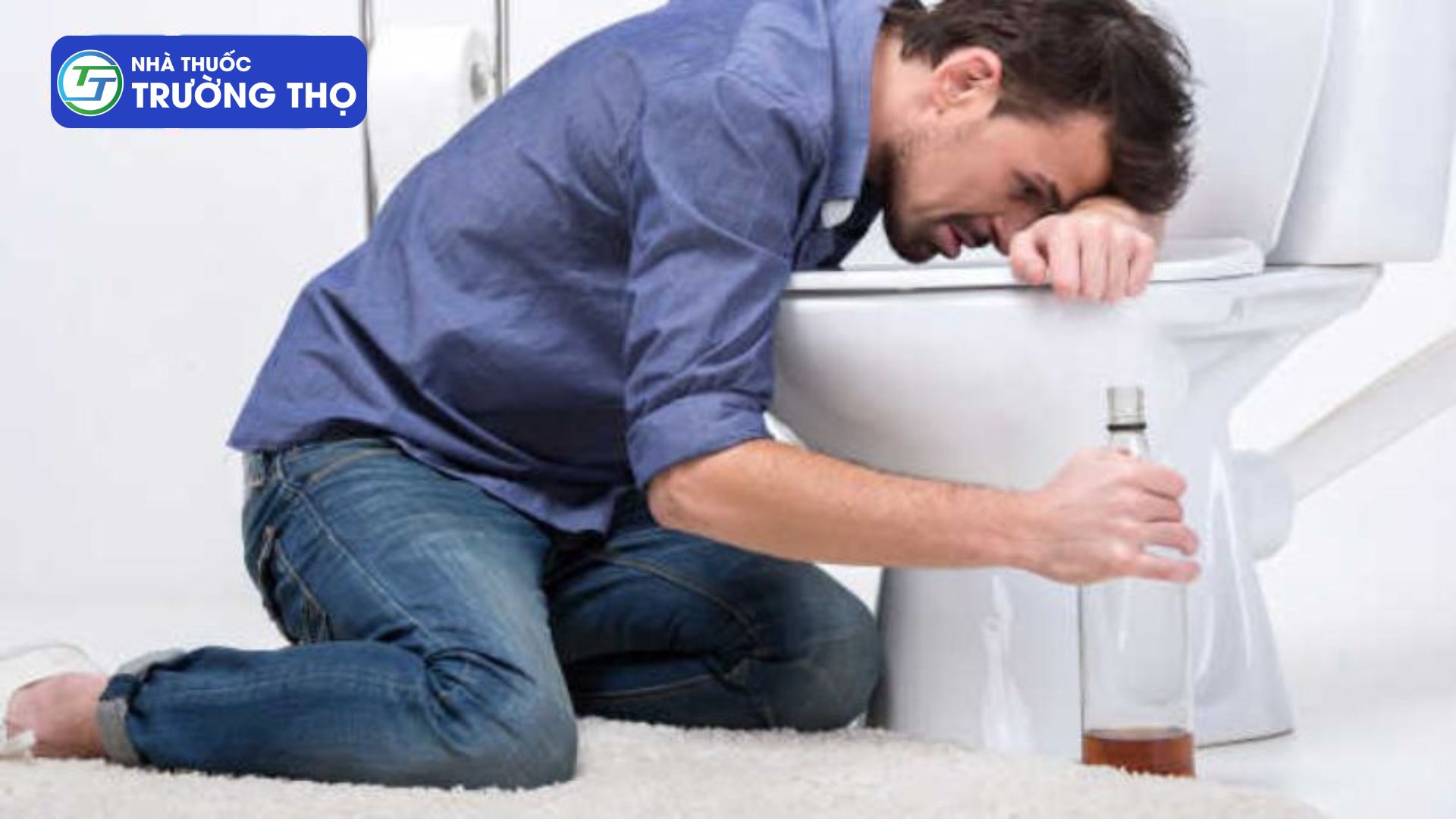 Ngộ độc rượu gây cảm giác buồn nôn và nôn