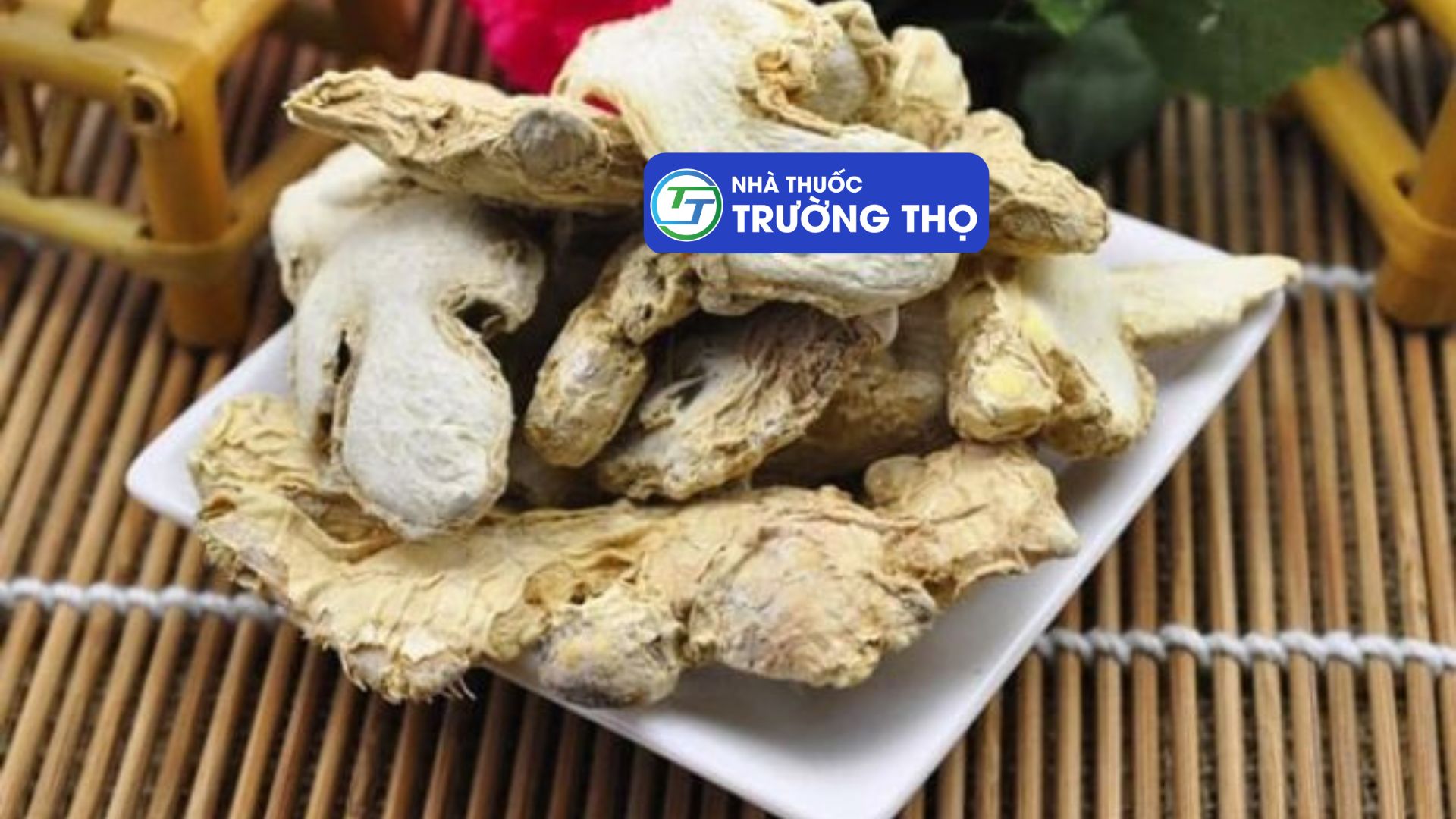 Can khương là dược liệu làm từ thân rễ (củ) của gừng được phơi/sấy khô