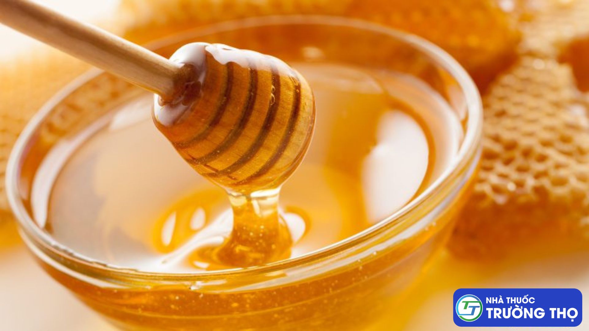 Mật ong là dược liệu chữa viêm đại tràng khá hiệu quả
