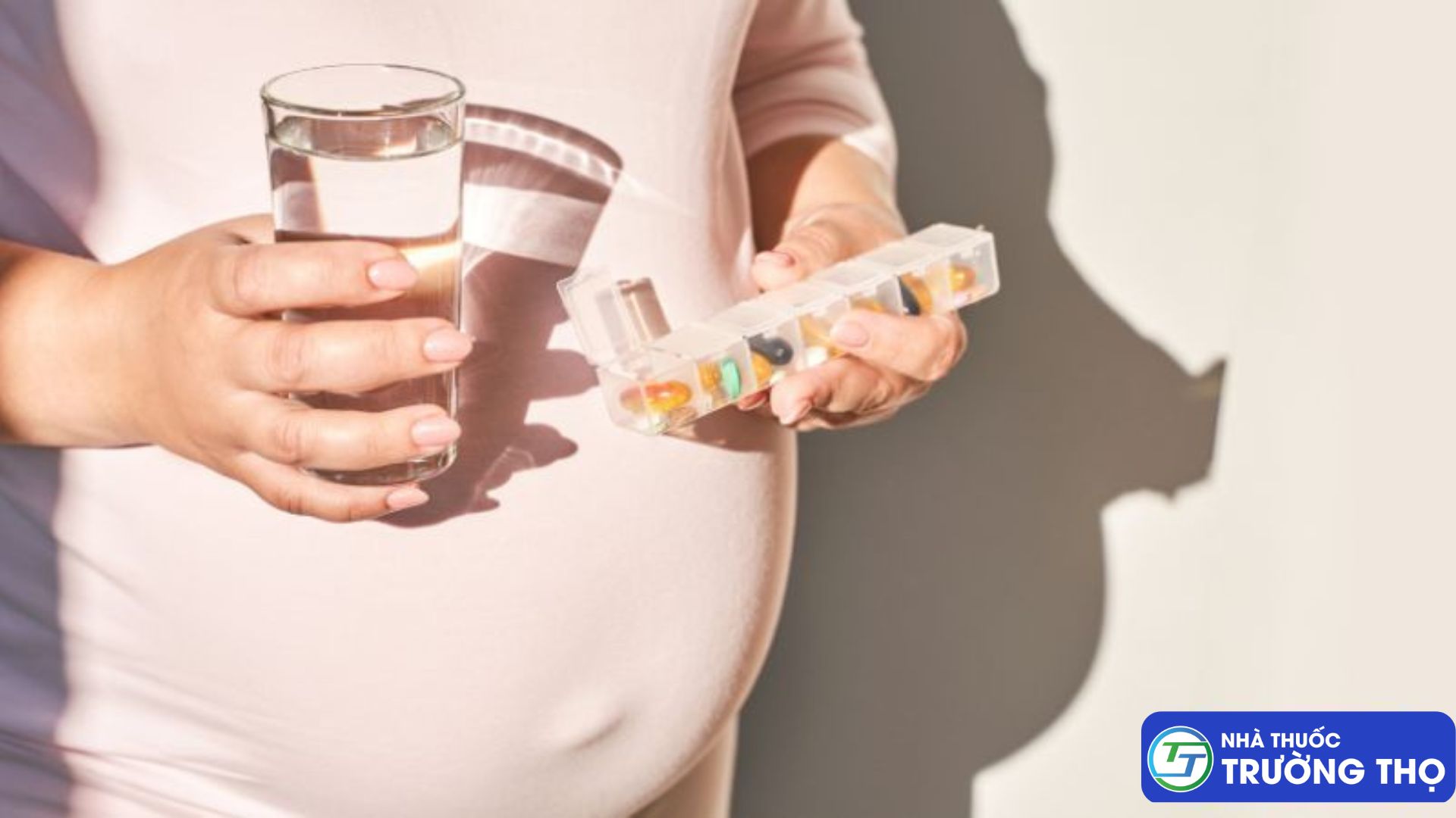 Mang bầu là thời điểm nhạy cảm nên khi sử dụng bất cứ loại thuốc nào cũng cần hỏi ý kiến từ bác sĩ