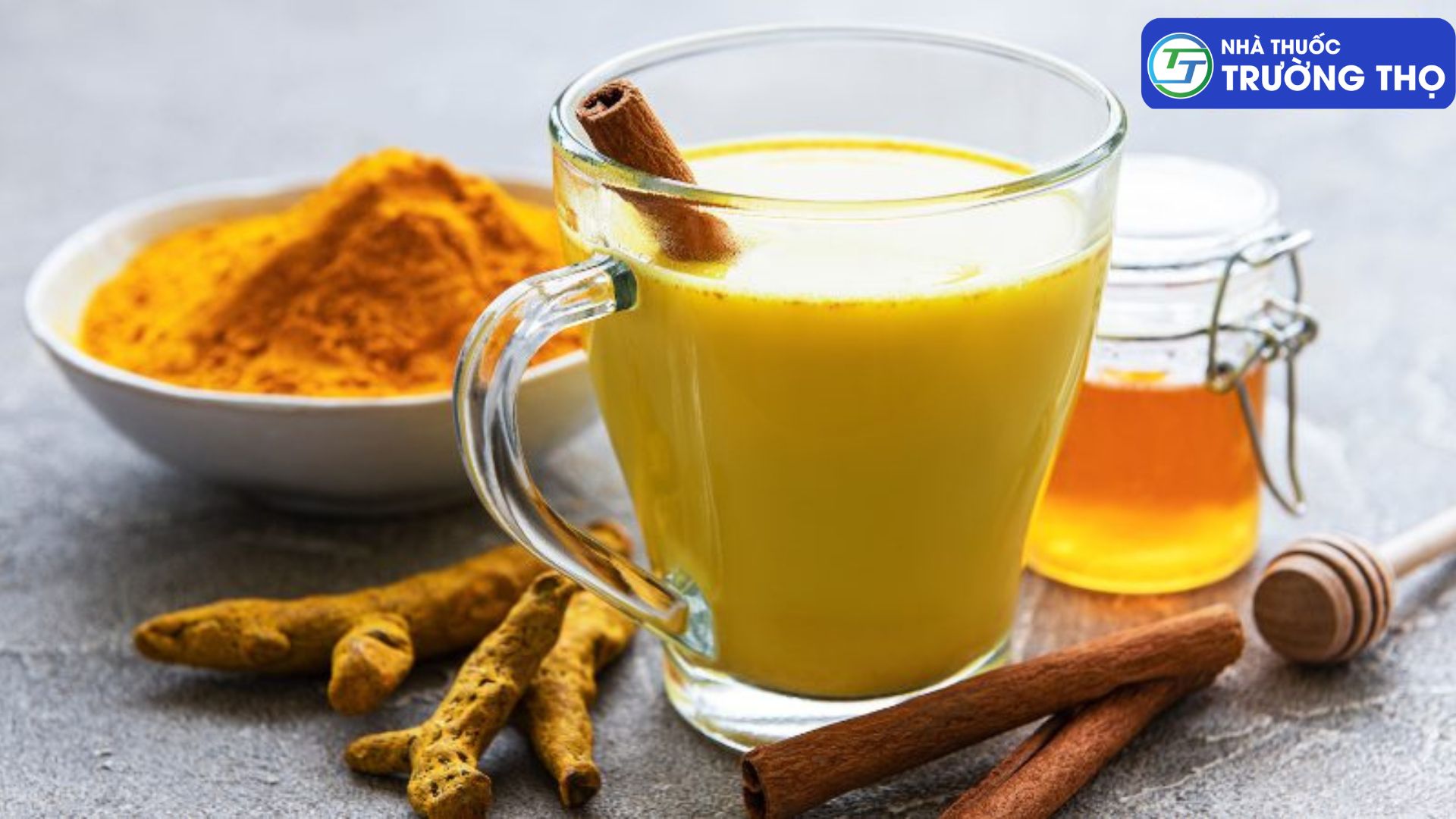 Tinh bột nghệ và mật ong khá lành tính và an toàn nên mẹ bầu có thể yên tâm sử dụng