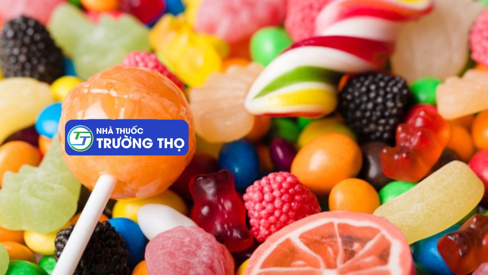 Bánh kẹo ngọt nhiều đường là một trong những đồ ăn cần phải kiêng khi mắc viêm đại tràng