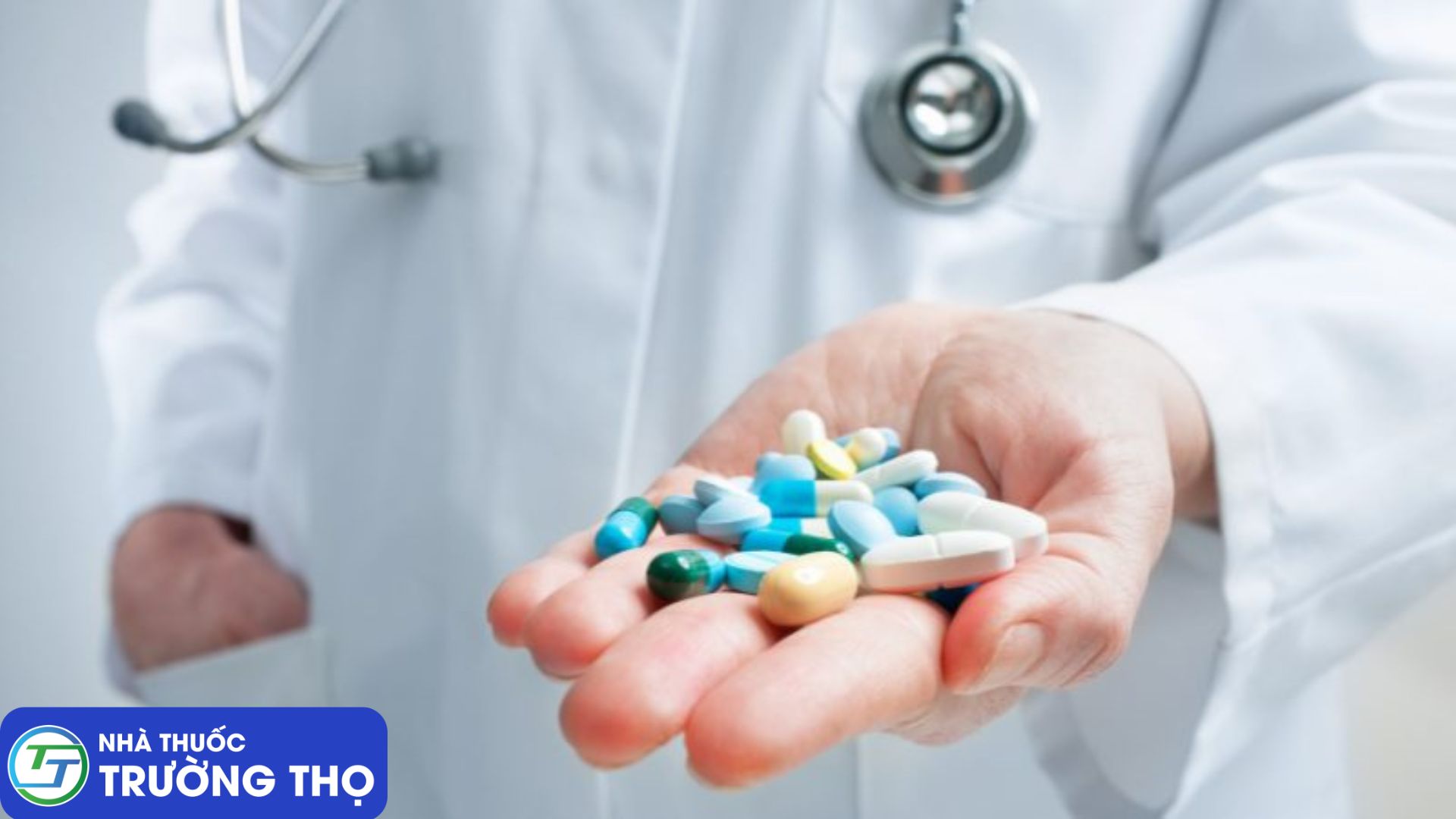 Hầu hết những người mắc viêm đại tràng đều phải điều trị bằng thuốc