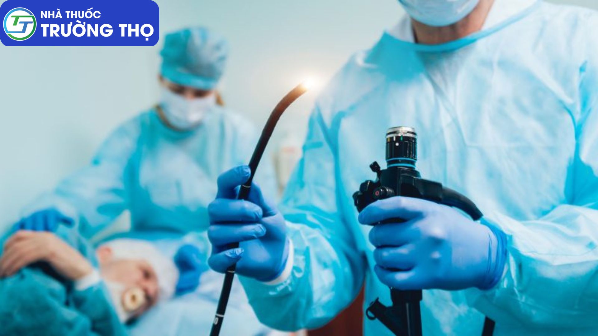 Bác sĩ nội soi đại tràng để chẩn đoán