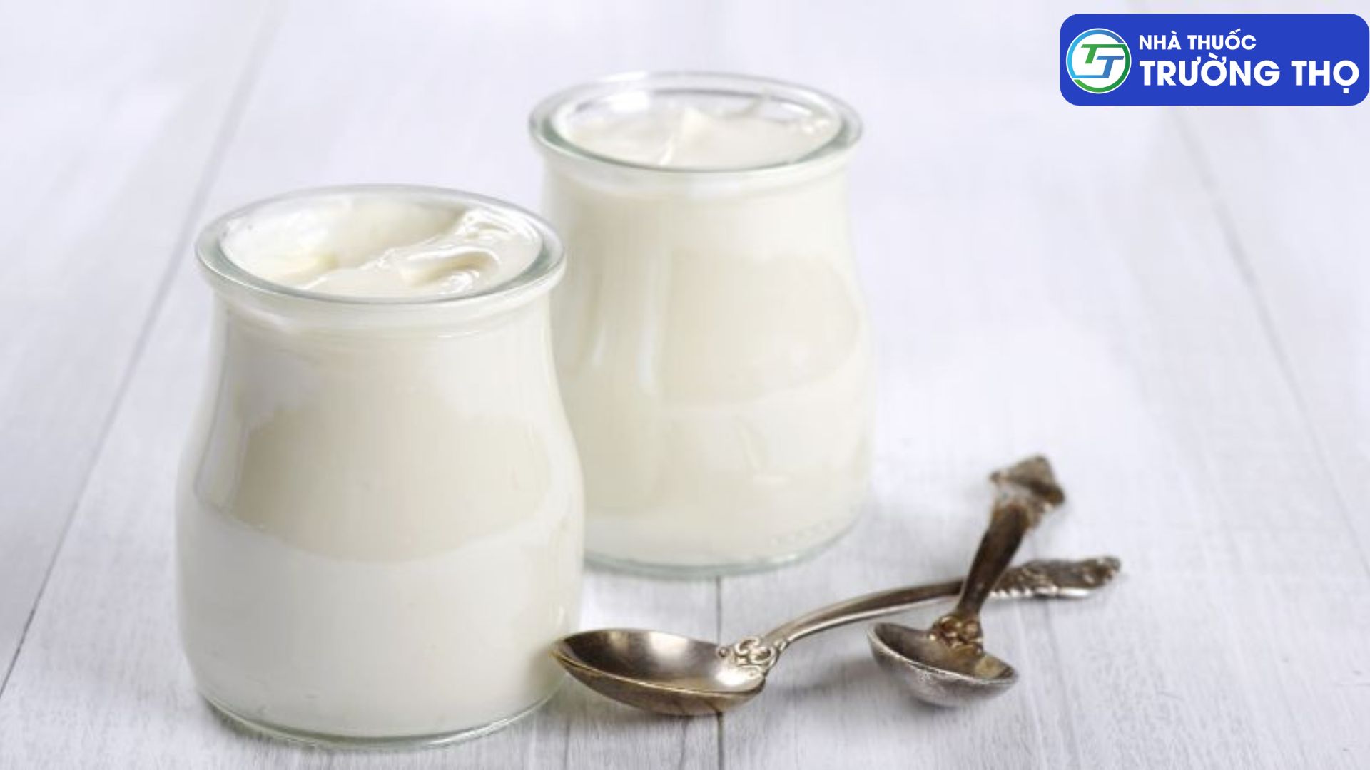 Sữa chua là món ăn dễ ăn và chứa lợi khuẩn tốt cho hệ vi sinh đường ruột