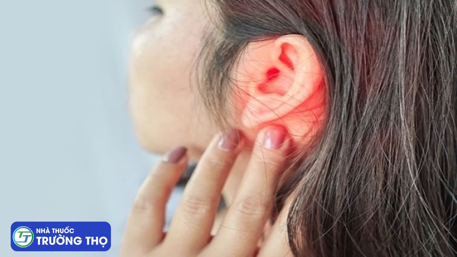 Cơn đau đầu thường xuất hiện ở khu vực gần tai, phía sau tai, có những triệu chứng như giật đau ở một hoặc cả hai bên tai