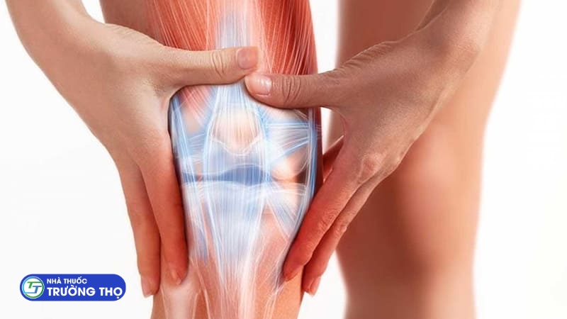 Triệu chứng cứng khớp đặc biệt rõ rệt vào buổi sáng khi người bệnh mới thức dậy