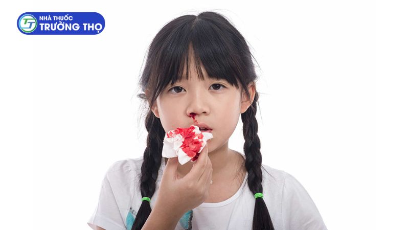 Bệnh nhân có thể xuất huyết ở nhiều cơ quan và mô trong cơ thể, bao gồm chảy máu mũi